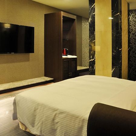 Maple Hotel Second Branch ไถหนาน ภายนอก รูปภาพ