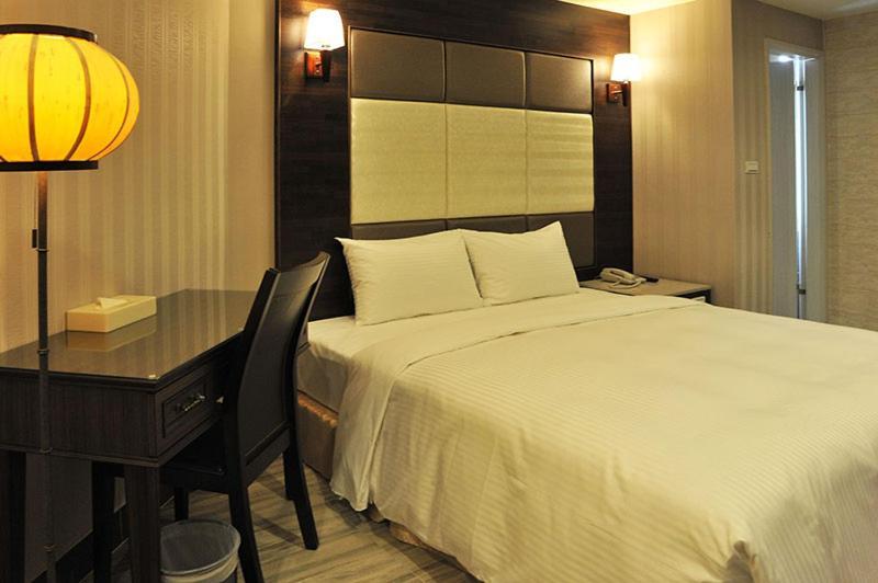 Maple Hotel Second Branch ไถหนาน ภายนอก รูปภาพ