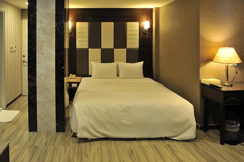 Maple Hotel Second Branch ไถหนาน ภายนอก รูปภาพ