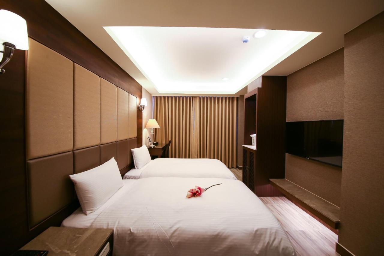 Maple Hotel Second Branch ไถหนาน ภายนอก รูปภาพ