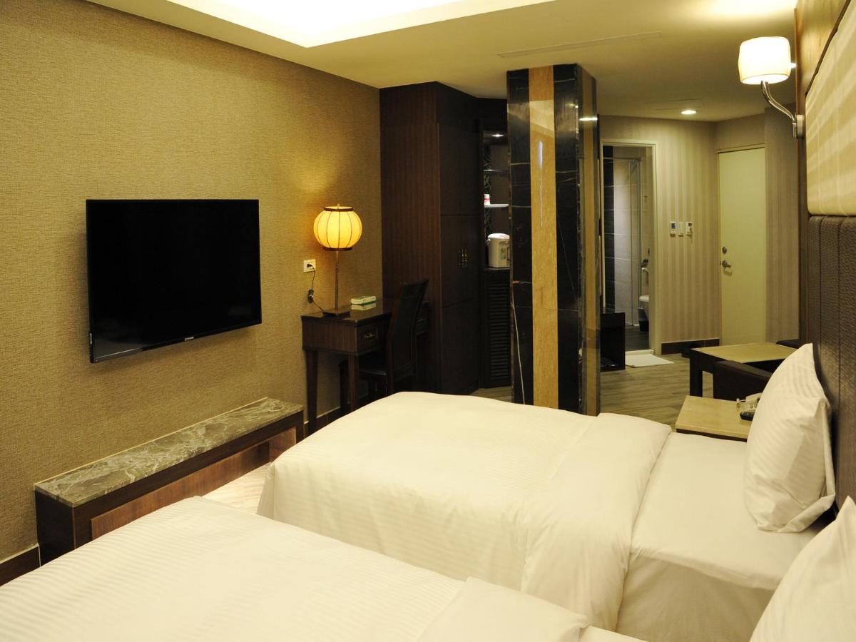 Maple Hotel Second Branch ไถหนาน ภายนอก รูปภาพ