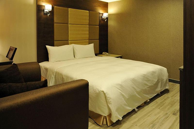 Maple Hotel Second Branch ไถหนาน ภายนอก รูปภาพ