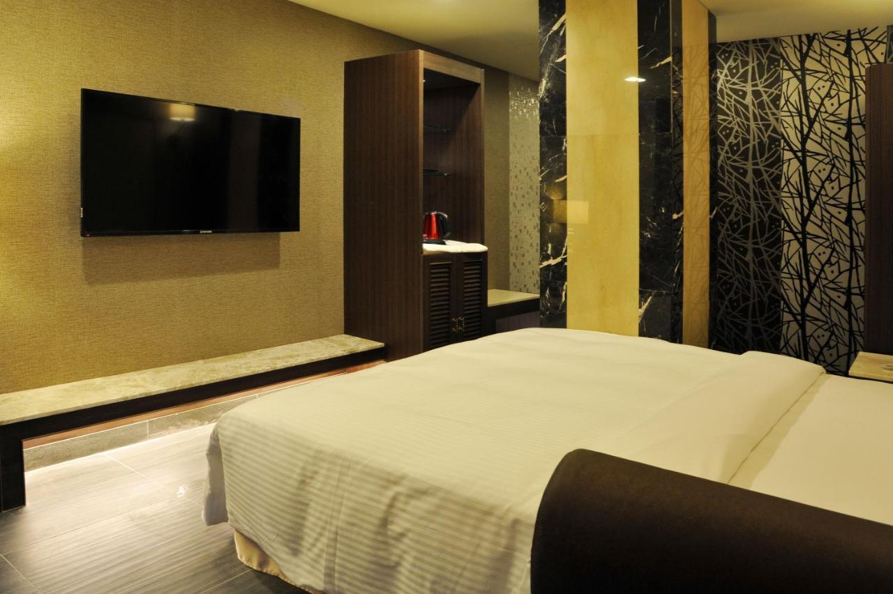 Maple Hotel Second Branch ไถหนาน ภายนอก รูปภาพ